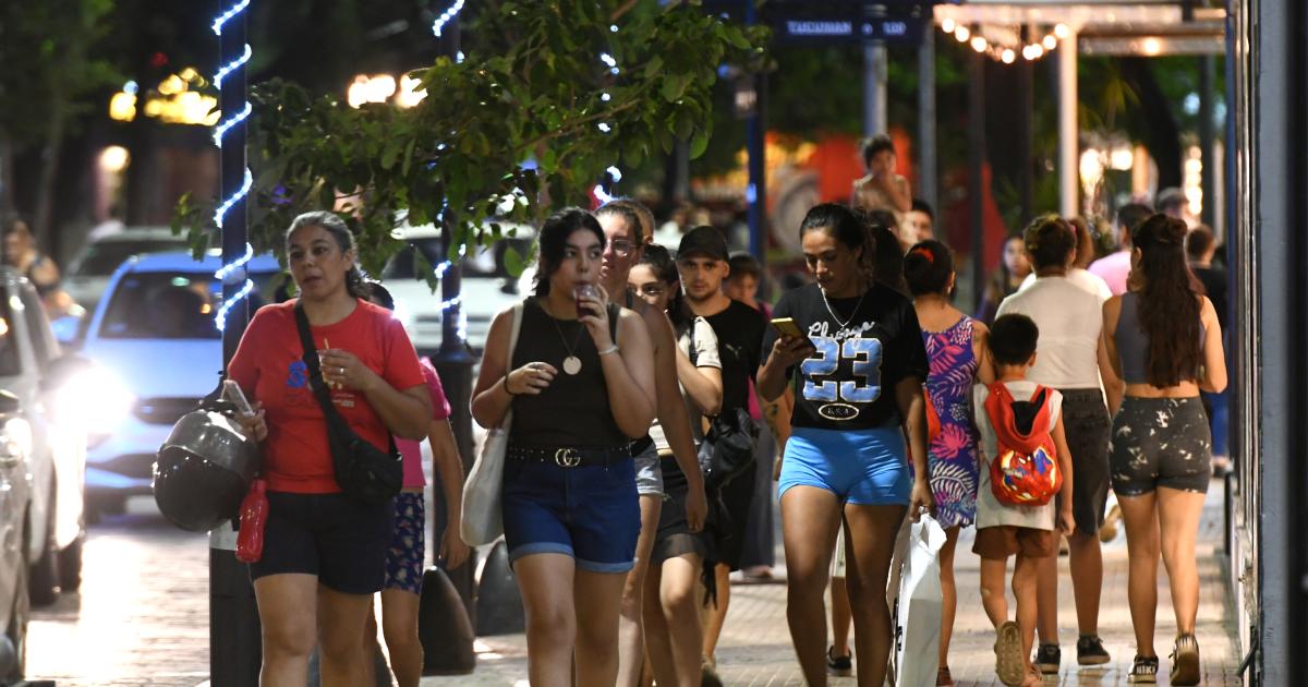 FOTOS- El centro santiaguentildeo con gran circulacioacuten nocturna pese a las altas temperaturas