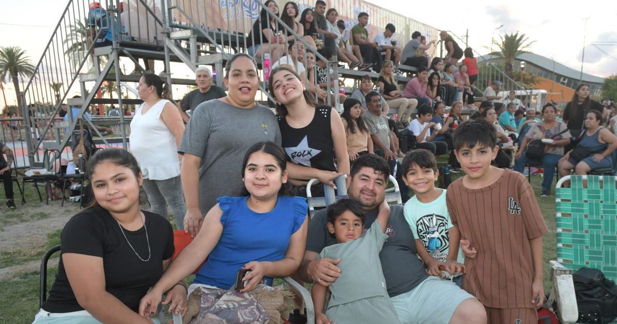 LA FAMILIA DISFRUTA PLENAMENTE DE SANTIAGO ES TU RIacuteO