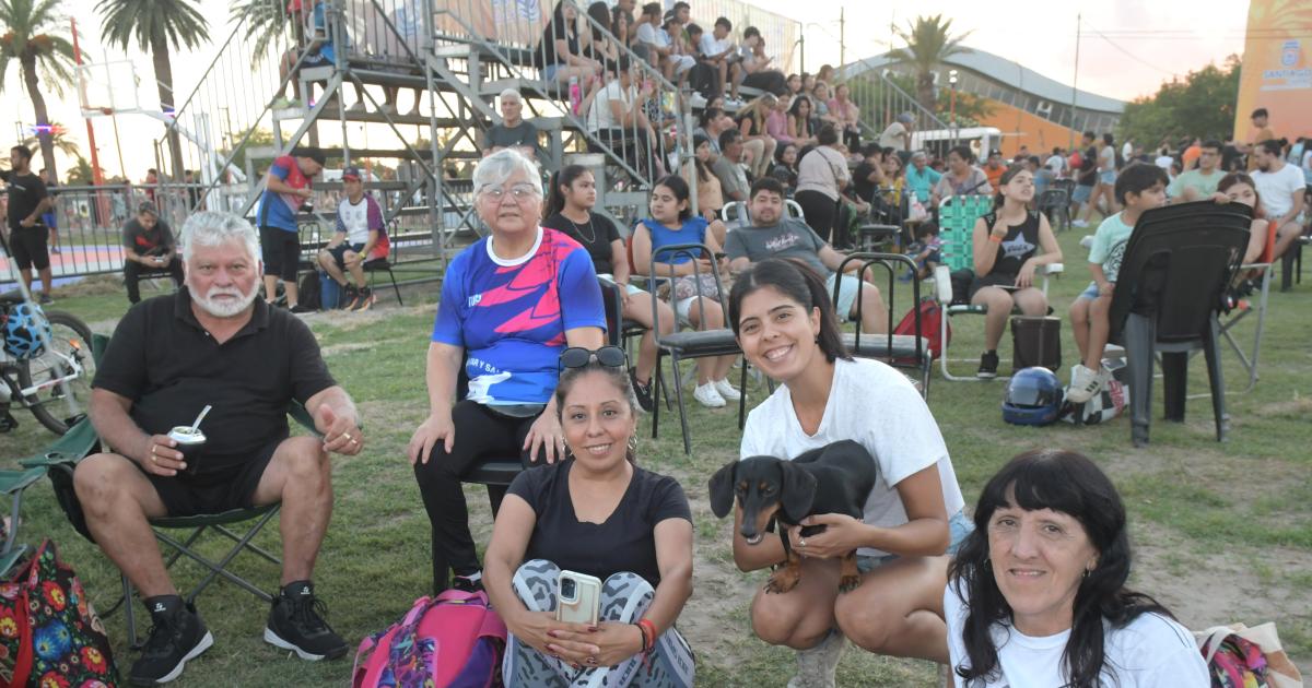 LA FAMILIA DISFRUTA PLENAMENTE DE SANTIAGO ES TU RIacuteO