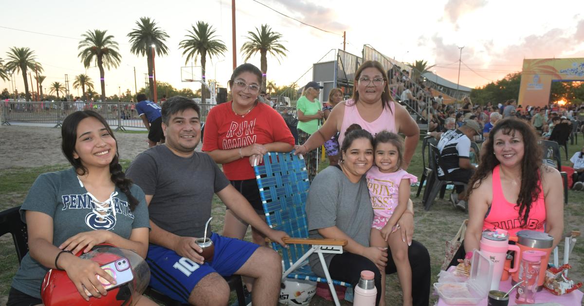 LA FAMILIA DISFRUTA PLENAMENTE DE SANTIAGO ES TU RIacuteO