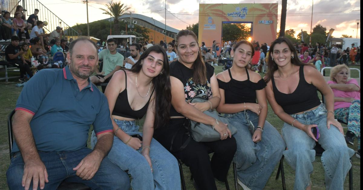 LA FAMILIA DISFRUTA PLENAMENTE DE SANTIAGO ES TU RIacuteO