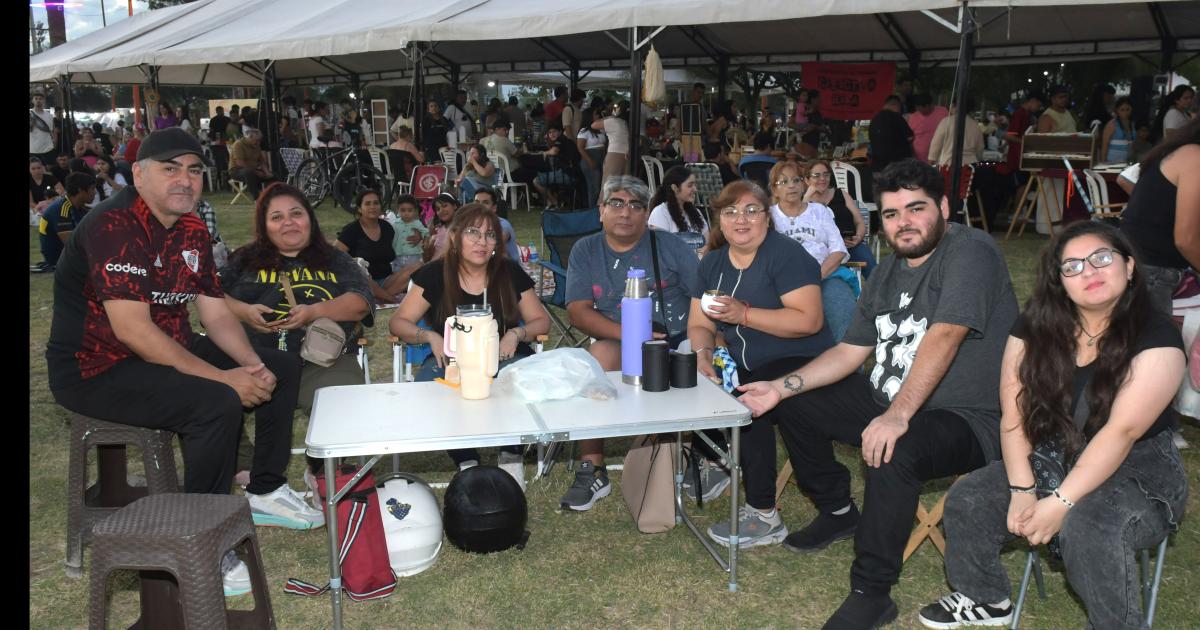 LA FAMILIA DISFRUTA PLENAMENTE DE SANTIAGO ES TU RIacuteO