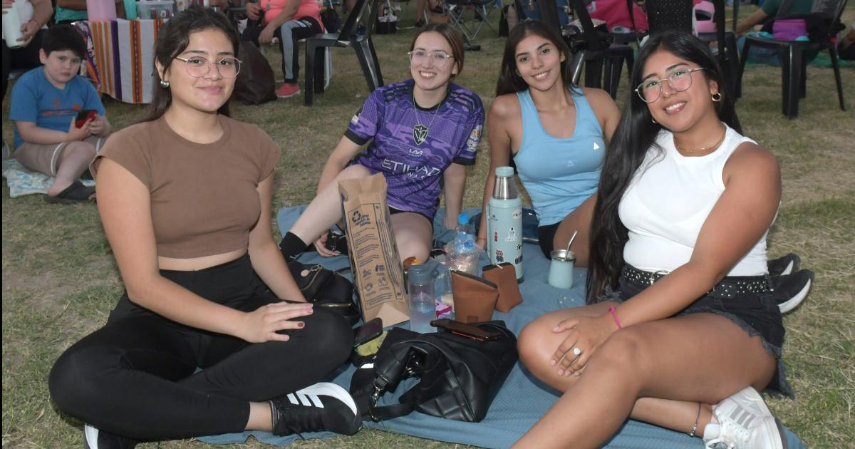 LA FAMILIA DISFRUTA PLENAMENTE DE SANTIAGO ES TU RIacuteO