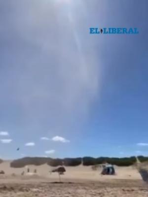 Vuelan sombrillas en Valeria del Mar tras una intensa tolvanera en la playa