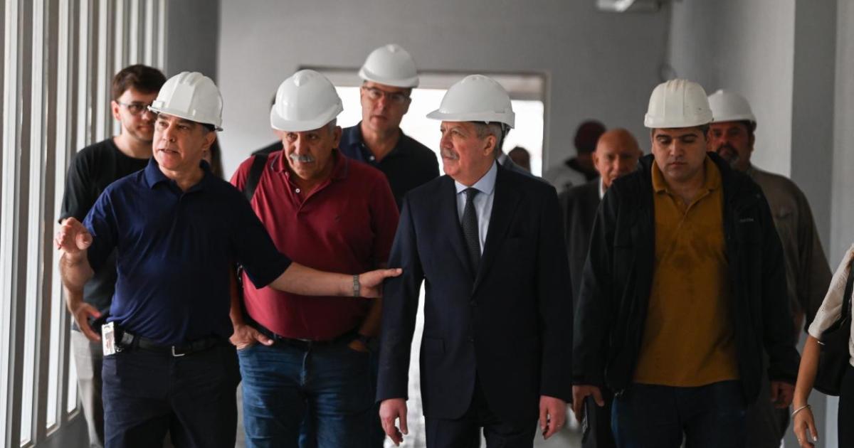 El Gobernador visitoacute la obra de la Escuela Ndeg646 del barrio Villa Raquel de La Banda