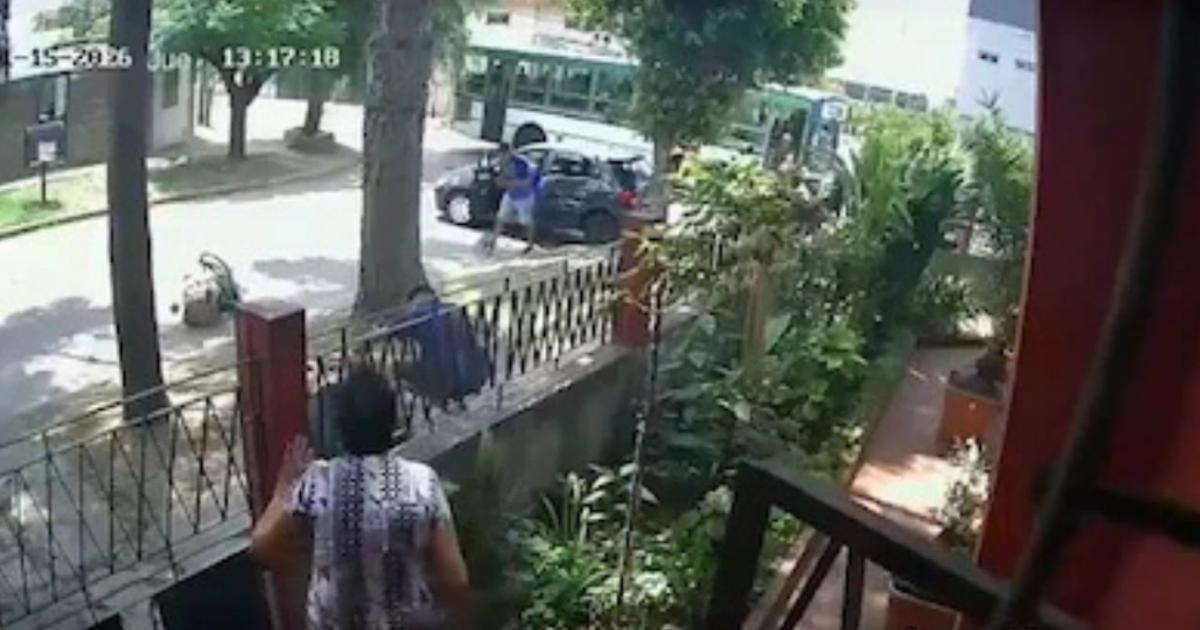 Choque entre un auto y un colectivo dejoacute a una mujer gravemente