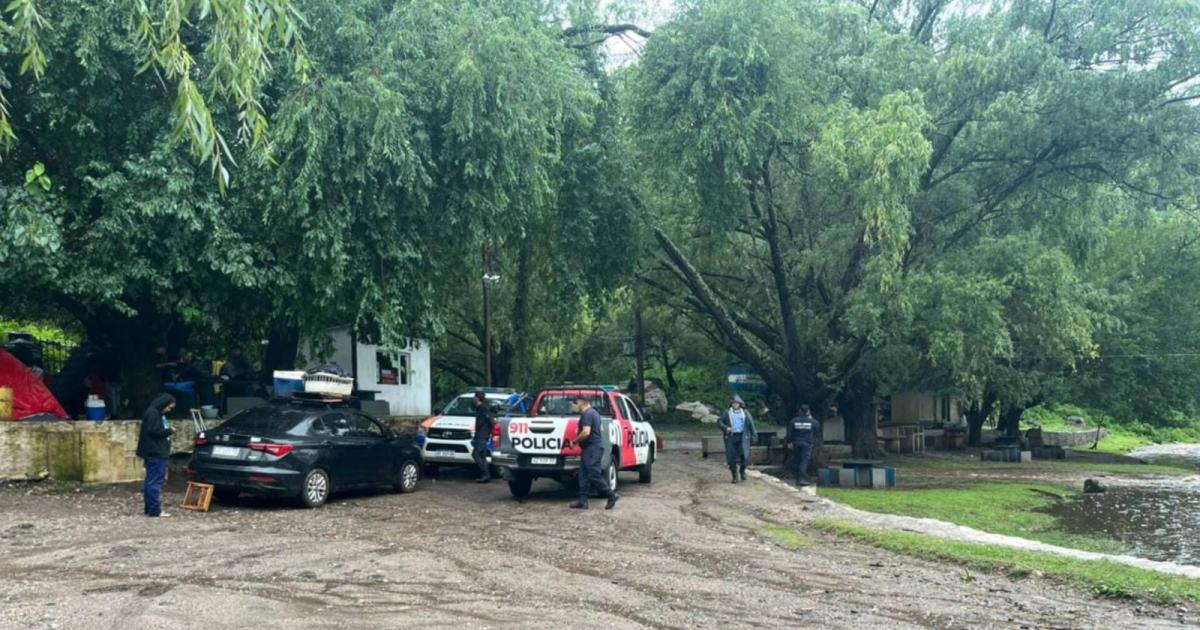 Rescatan a turistas santiaguentildeos atrapados por la crecida de un riacuteo tras intensas lluvias y trasladados a un refugio