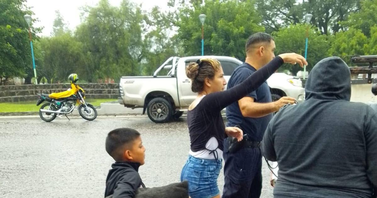 Rescatan a turistas santiaguentildeos atrapados por la crecida de un riacuteo tras intensas lluvias y trasladados a un refugio