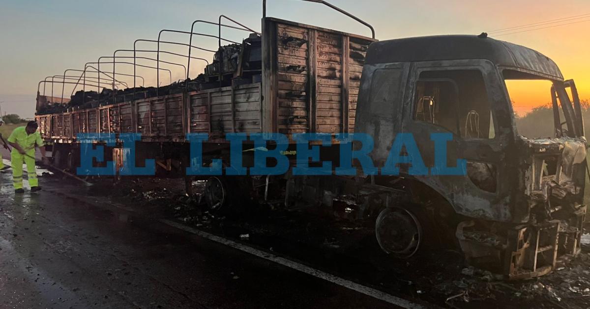 Ruta Nacional 34- un camioacuten cargado con 99 tambores de aceite se prendioacute fuego