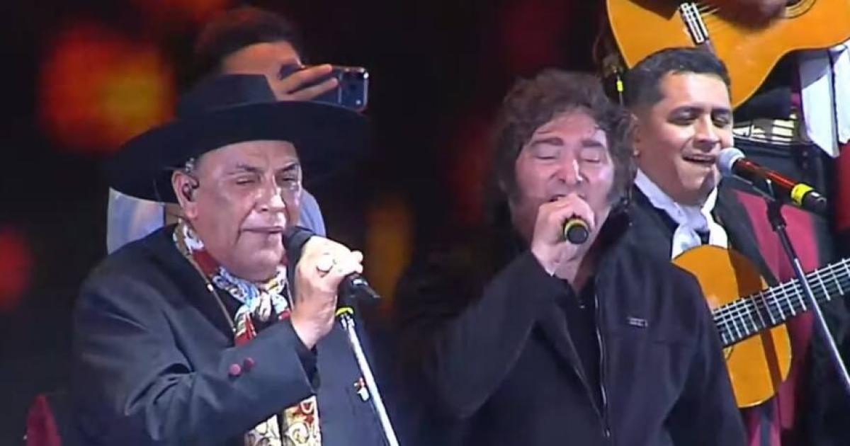 Javier Milei dijo presente en Jesuacutes Mariacutea y cantoacute Amor Salvaje con el Chaquentildeo Palavecino