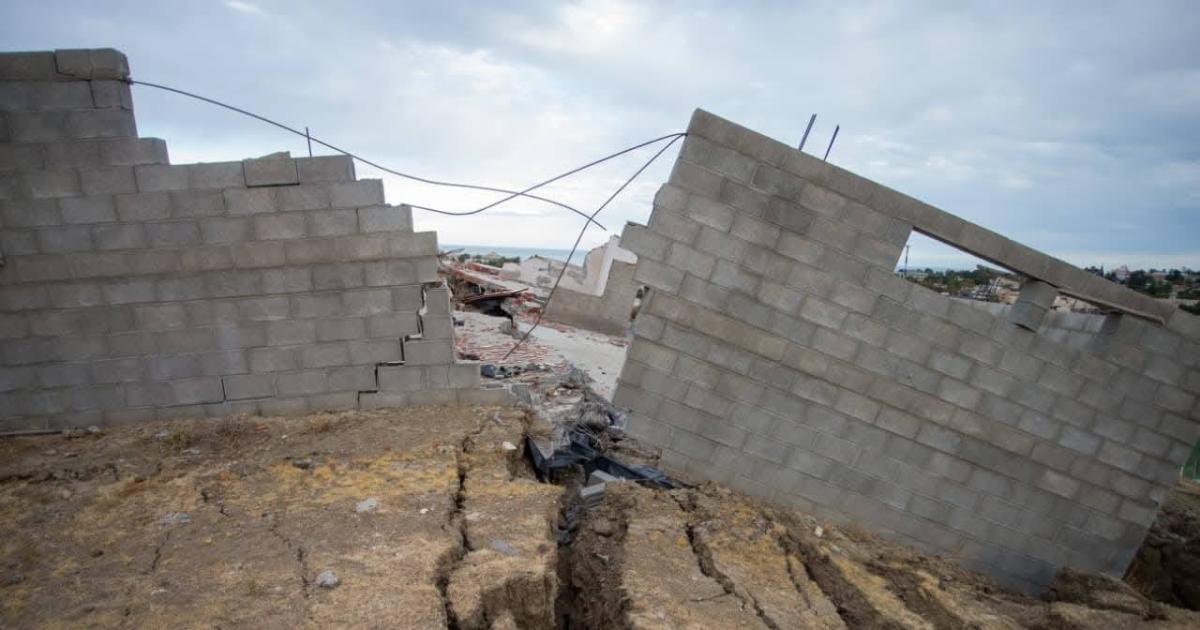 Desplazamiento del cerro Hermitte obligoacute a evacuar a decenas de familias en Comodoro Rivadavia