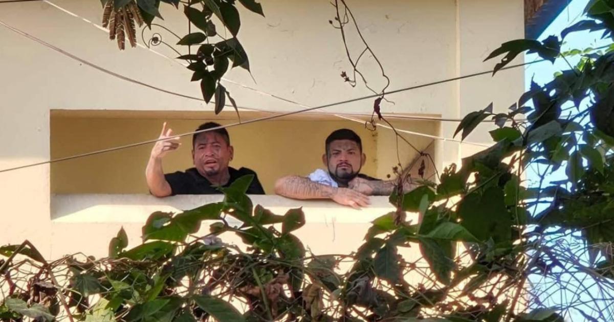 Violencia extrema en Guatemala- motines en caacuterceles y siete policiacuteas asesinados