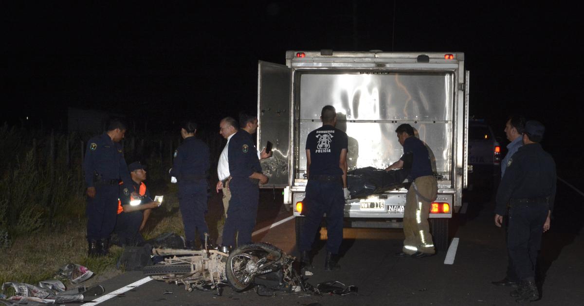 Dos hermanos mueren al ser atropellados por un automovilista ebrio- la moto quedoacute partida en dos