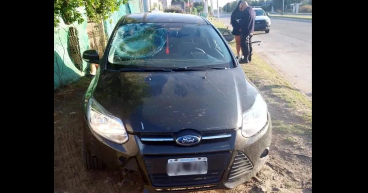 Casi lo mata- una chica de 18 antildeos atropelloacute a su novio que iba en bicicleta