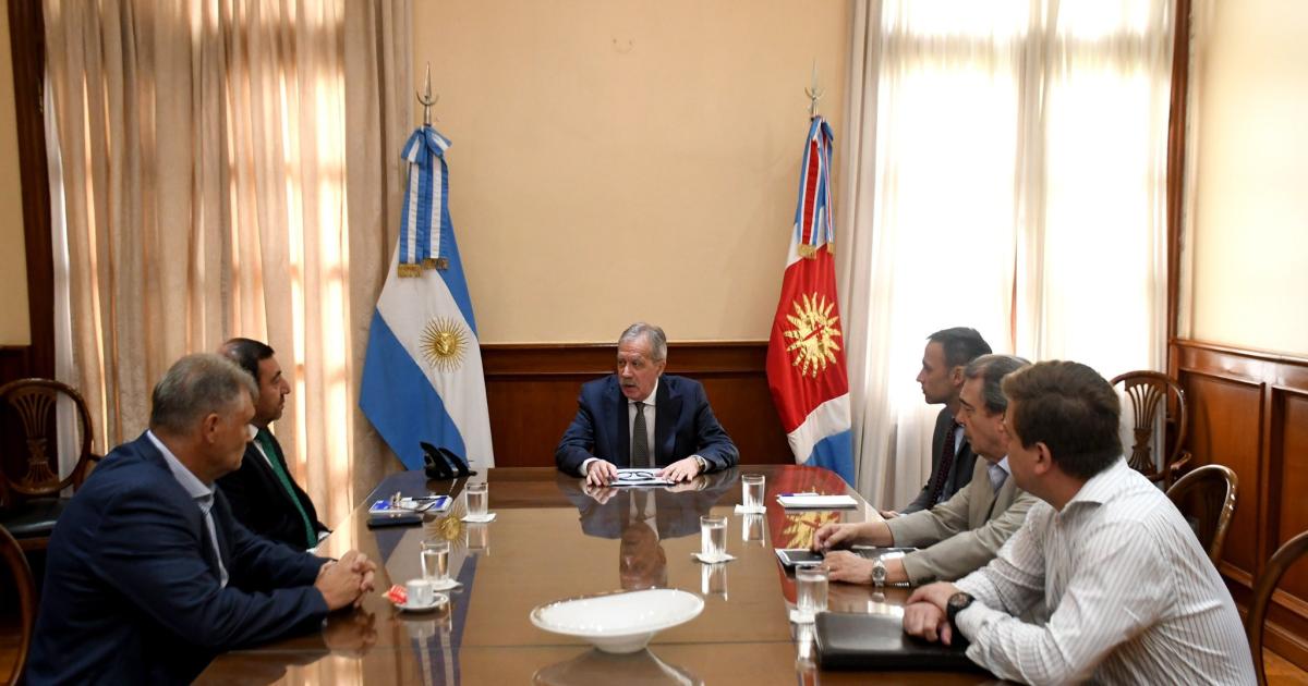 Tras las intensas lluvias Eliacuteas Suaacuterez encabezoacute una reunioacuten por la situacioacuten climaacutetica en Santiago del Estero