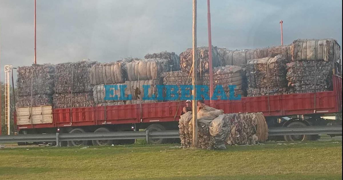 Un camioacuten perdioacute su carga en la rotonda de la Costanera y generoacute caos en el traacutensito