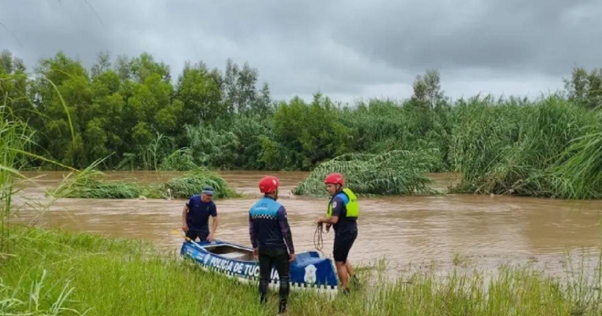 Rescataron a dos adolescentes varados por la crecida del río Salí y buscan a su padre - Foto- Contexto Tucum�n