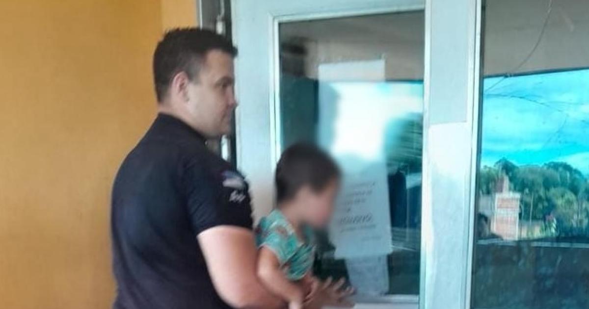 DRAMAacuteTICO VIDEO  Policiacuteas reanimaron a un nintildeo tras haber ingerido lavandina