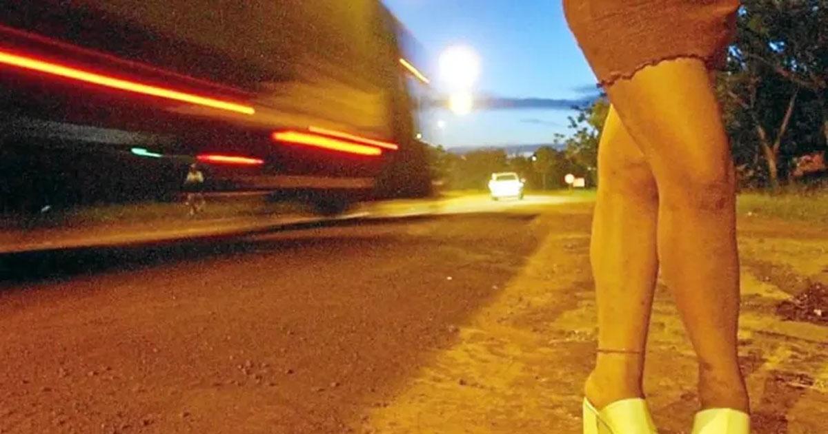 Una viuda negra engatusoacute a un policiacutea retirado le hizo dar una paliza y le roboacute hasta el uniforme