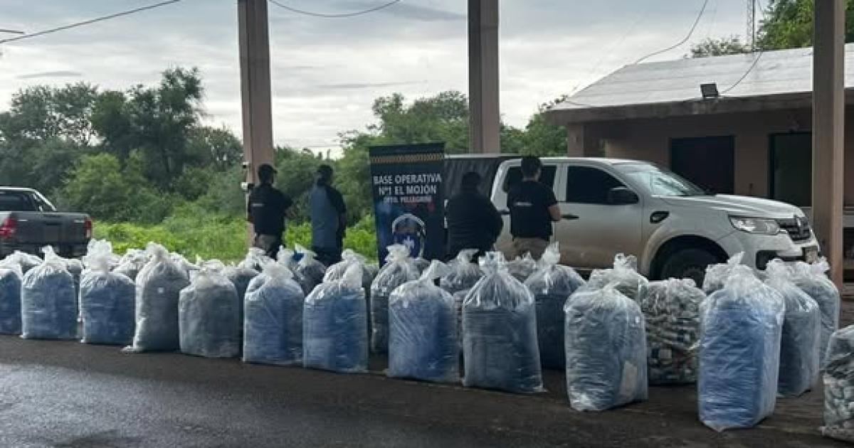 La Policiacutea secuestra maacutes de 900 kilos de hojas de coca en un control en la frontera norte