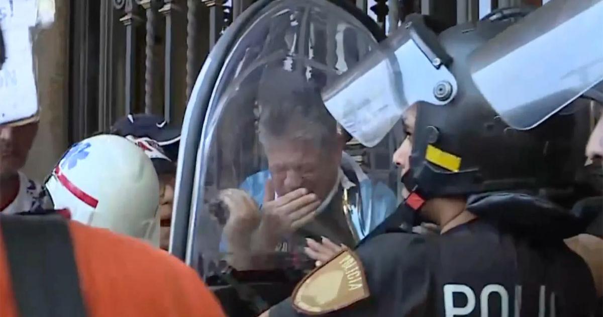 VIDEO- Policiacutea agrede salvajemente a un manifestante con muletas 