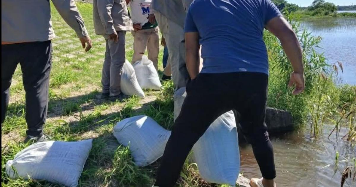 Las Termas usa barreras de contencioacuten en los desaguumles de la Costanera