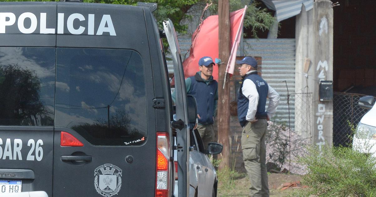 Un hombre ingresoacute a una heladeriacutea simulando ser cliente y hurtoacute bienes