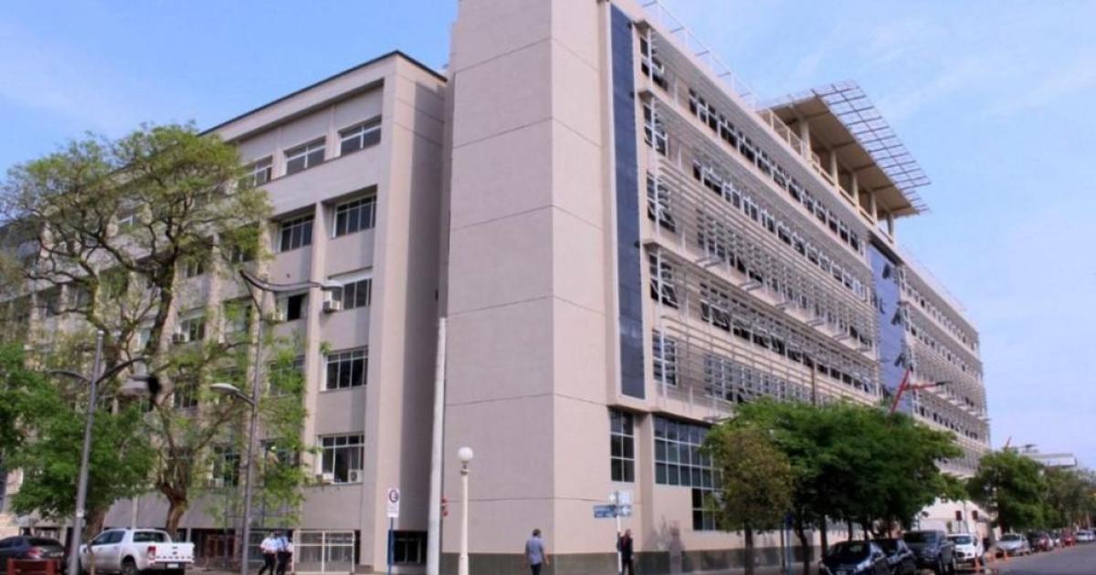 La venta de celulares secuestrados sumoacute el segundo policiacutea detenido