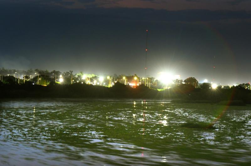 La presencia de camalotes sorprendió a los santiagueños Foto- José Gómez - El Liberal)