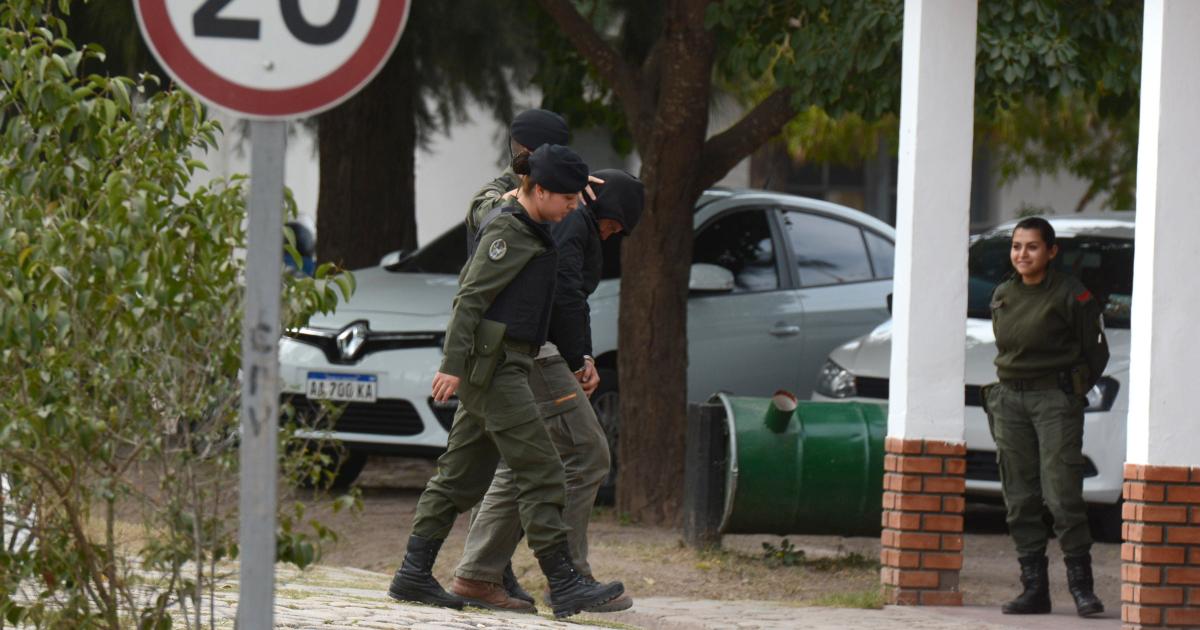 FACHADA FAMILIAR- El añatuyense llevaba casi  19000000 en cocaína Lo acompañaban su pareja y 5 menores de ellos 2 hijos propios