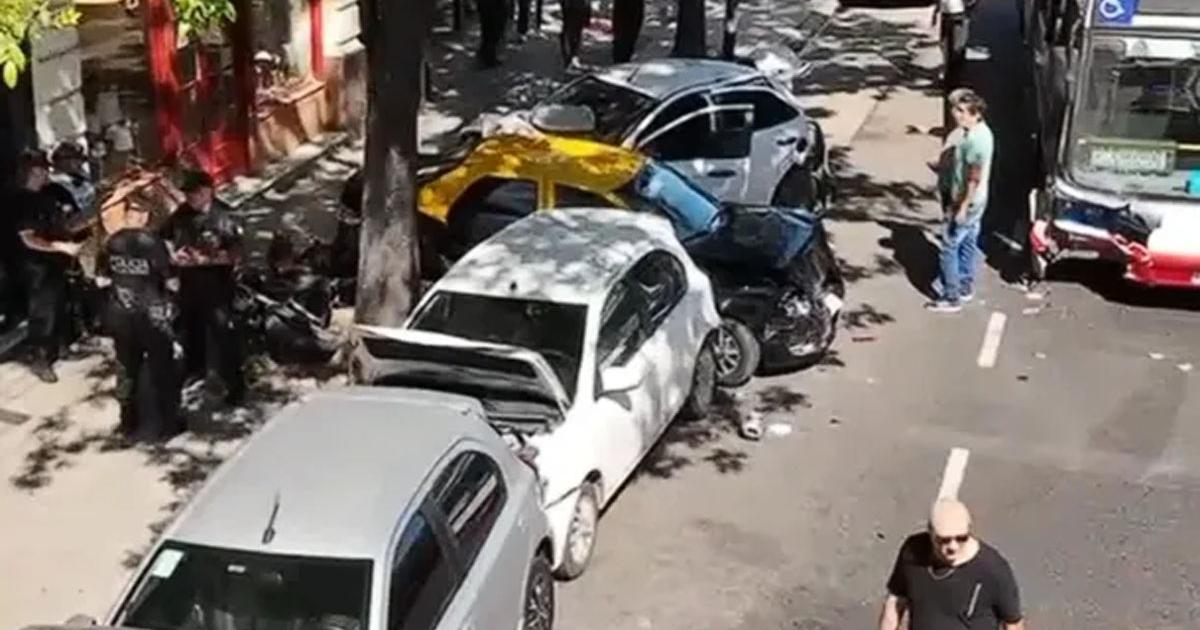 Un colectivero se desmayoacute y provocoacute un desastre- chocoacute a cuatro autos estacionados