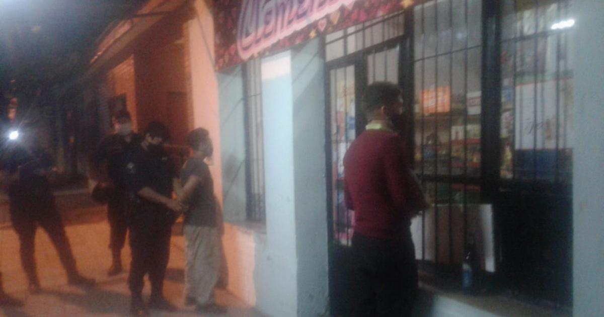 Descubren a dealer en plena negociacioacuten con grupo de clientes