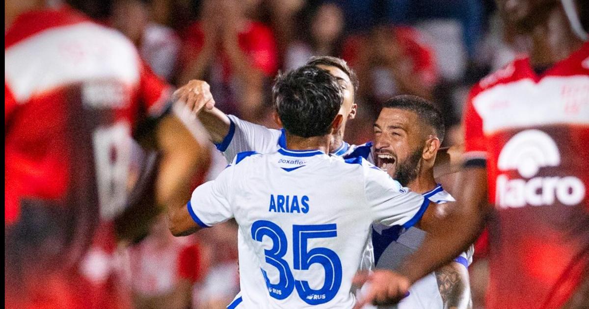 Veacutelez pegoacute en el final y festejoacute un agoacutenico triunfo