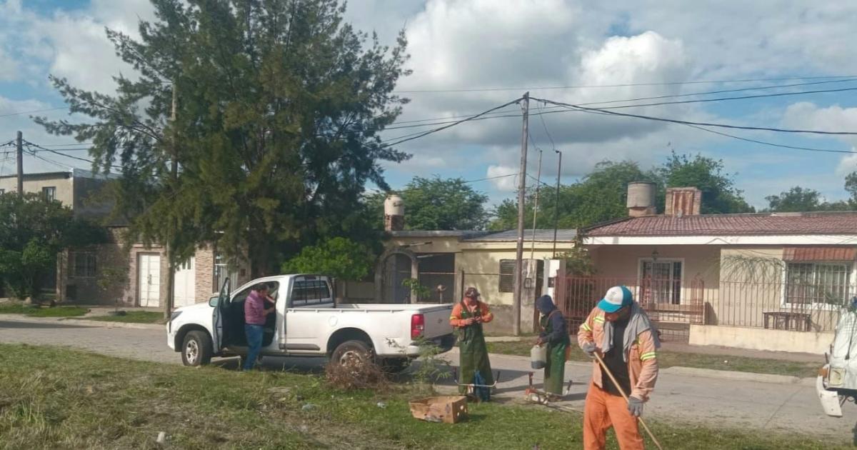 Servicios Urbanos avanzoacute con tareas de desmalezamiento en barrios Reconquista e Independencia