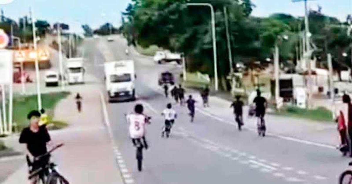 Los jóvenes se desplazan en bicicleta por Ruta 9 (Foto- captura de video)