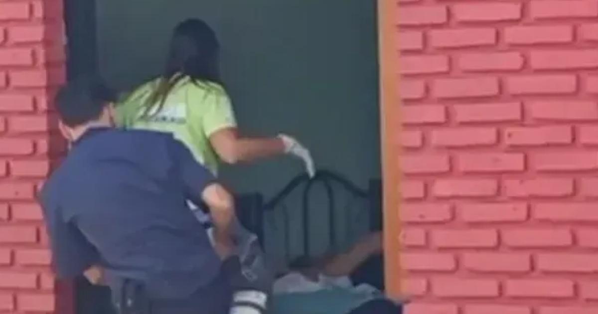 INSOacuteLITO VIDEO  Policiacutea entroacute por el techo de una casa y rescatoacute a una mujer que dio a luz sola