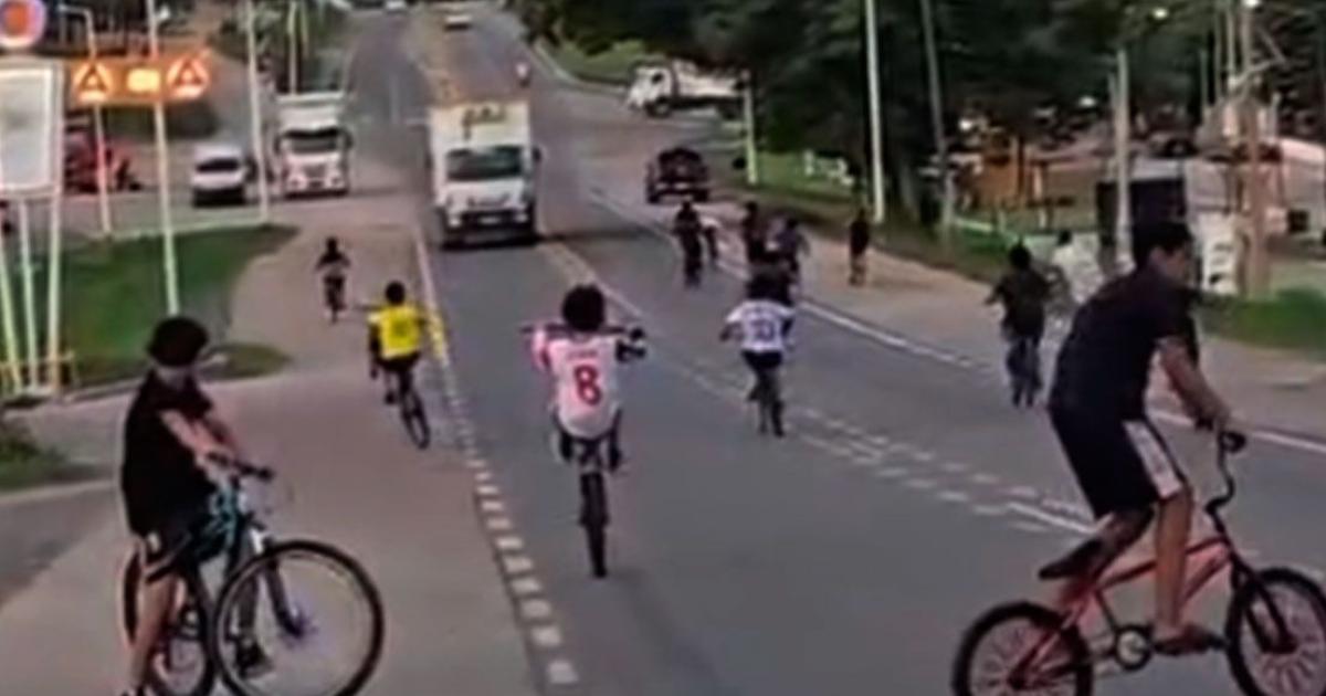 Enorme peligro- menores en bici enfrentan vehiacuteculos en la Ruta 9