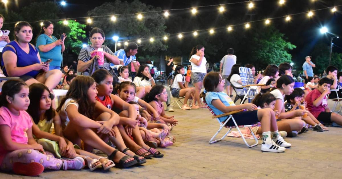 Nintildeos coparon paseo Capital del Agro para disfrutar del cine moacutevil