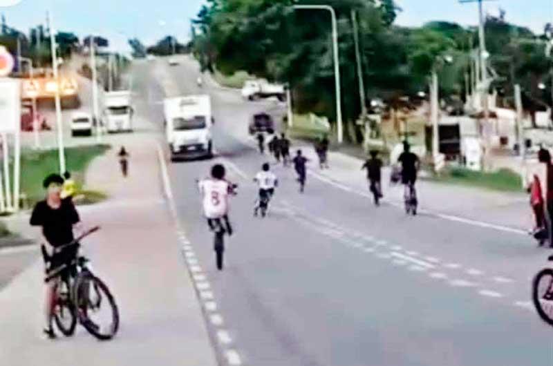 Los jóvenes se desplazan en bicicleta por Ruta 9 (Foto- captura de video)