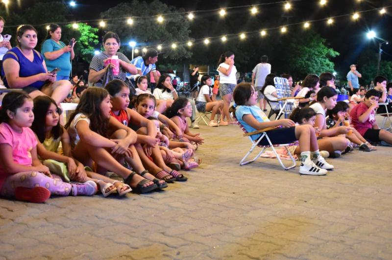 Nintildeos coparon paseo Capital del Agro para disfrutar del cine moacutevil