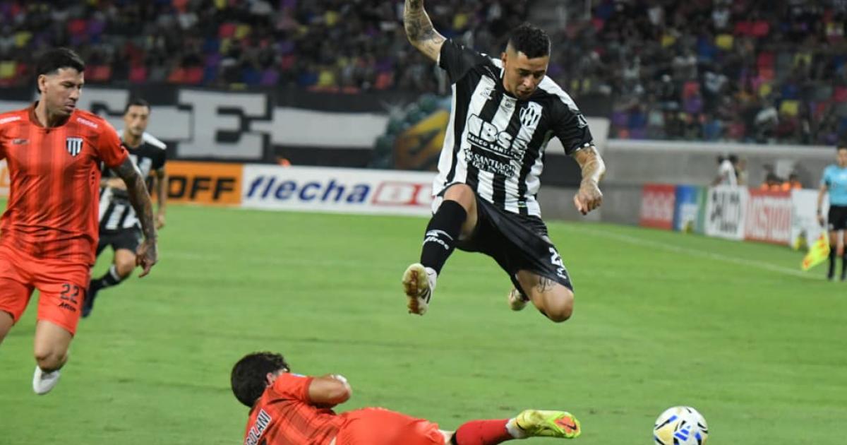 Central Coacuterdoba perdioacute en el debut ante su gente