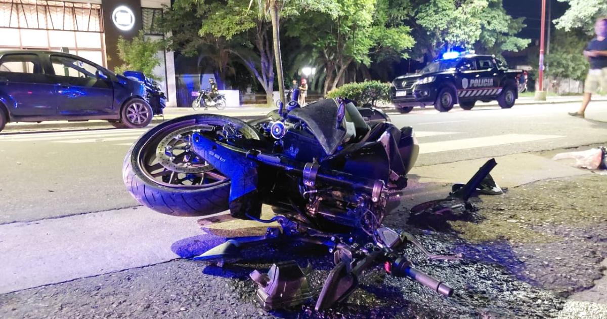 Motociclista grave al chocar con auto que arrancoacute una palmera y embistioacute un poste