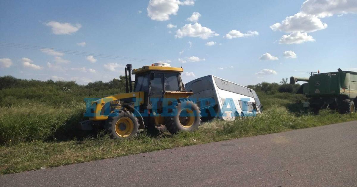 Ruta Provincial 6- choque entre una cosechadora y un colectivo dejoacute solo dantildeos materiales