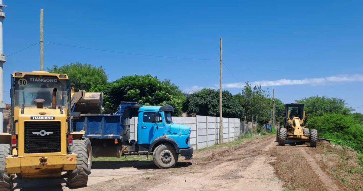 Obras Puacuteblicas de la Capital trabajoacute en el perfilado y recuperacioacuten de calle del barrio Los Flores ampliacioacuten