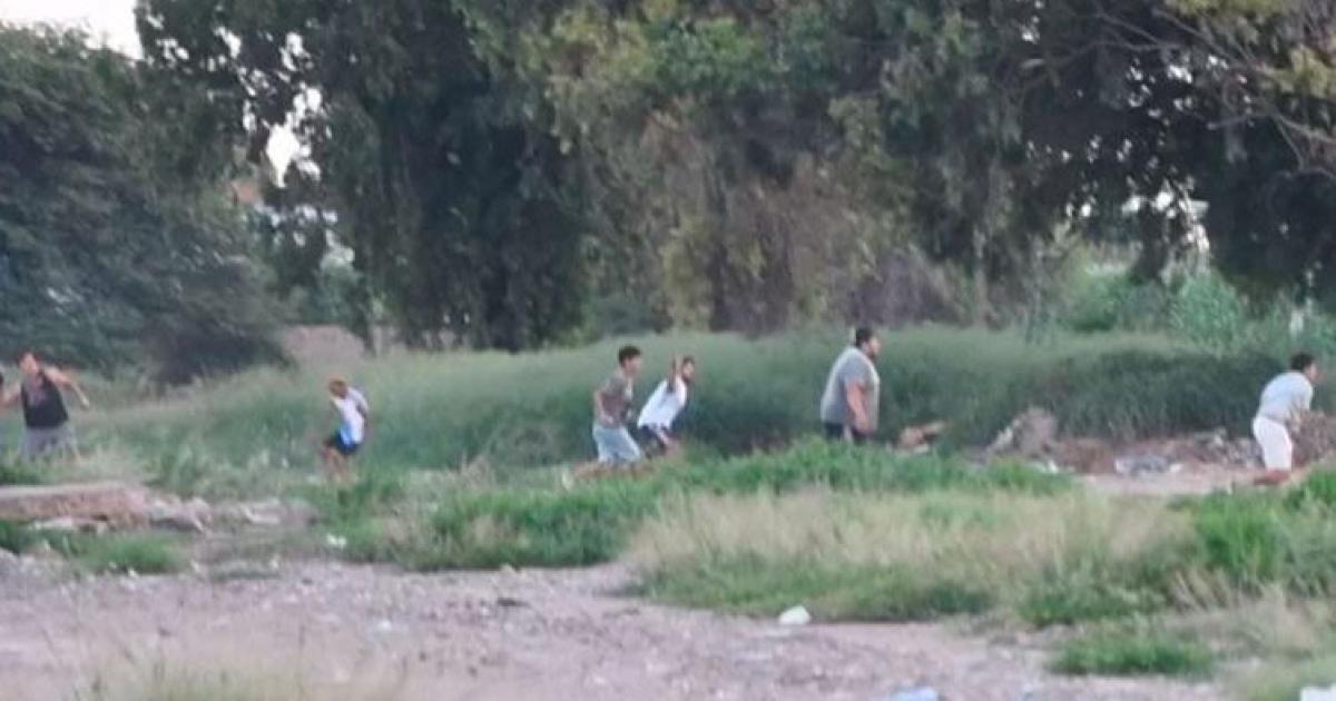 Violento incidente entre hinchas del Albo y Sarmiento durante una caravana por la clasificacioacuten 