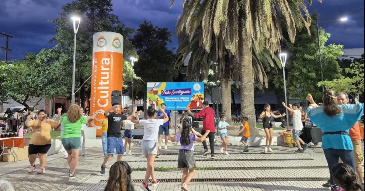 FAMILIAR Disfrutaron del baile y la enseñanza de clases de folklore a cargo del profesor Miguel Orellana