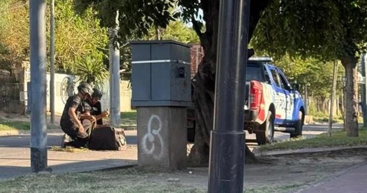 De terror- vecinos arrojaron una granada contra policiacuteas durante un operativo para detener a dos joacutevenes