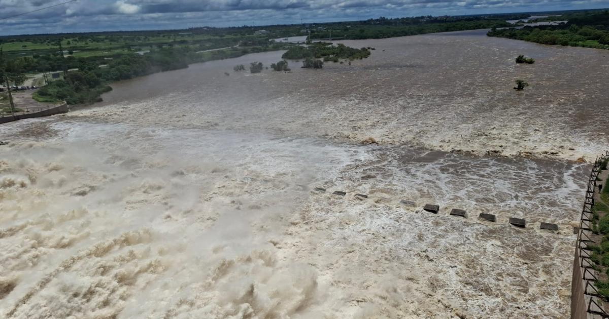 VIDEO  Importante erogacioacuten desde el dique Frontal de Las Termas incrementa el caudal del riacuteo Dulce