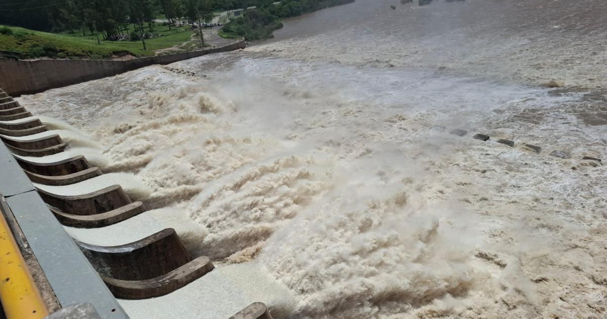 VIDEO  Importante erogacioacuten desde el dique Frontal de Las Termas incrementa el caudal del riacuteo Dulce