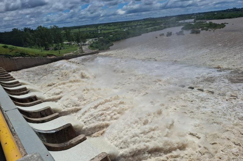 VIDEO  Importante erogacioacuten desde el dique Frontal de Las Termas incrementa el caudal del riacuteo Dulce